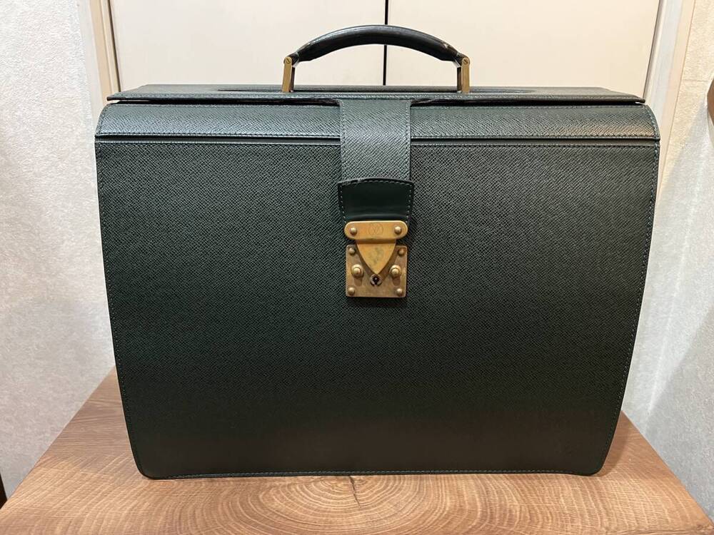 Louis Vuitton Taiga Ural Pilot Case Epi Green